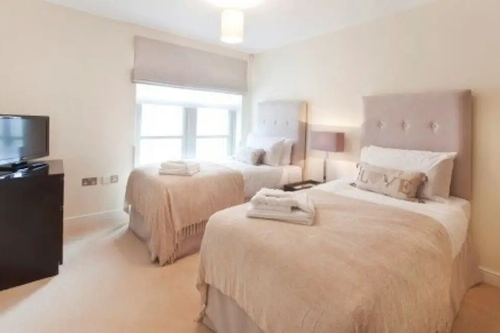 Room 4 of 12