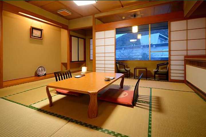 Room 9 of 33