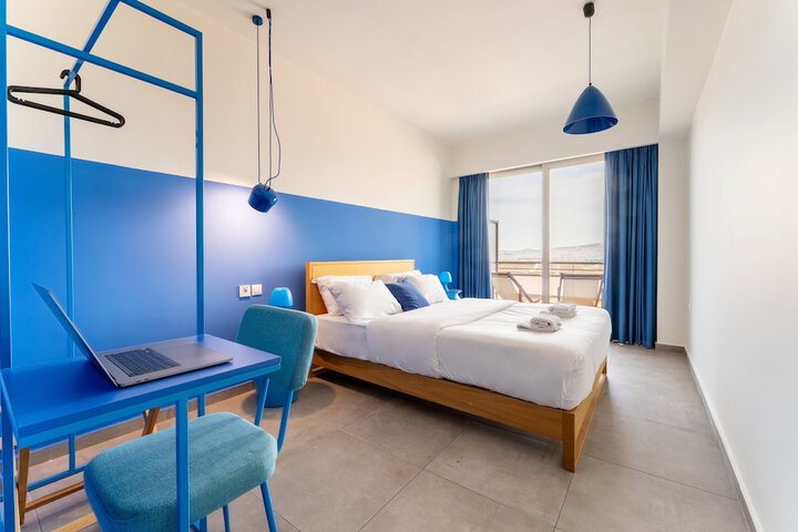 Room 8 of 43
