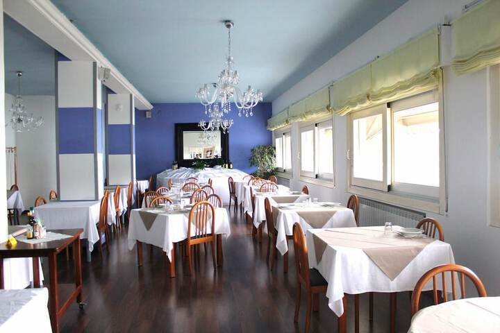 Dining 8 of 22