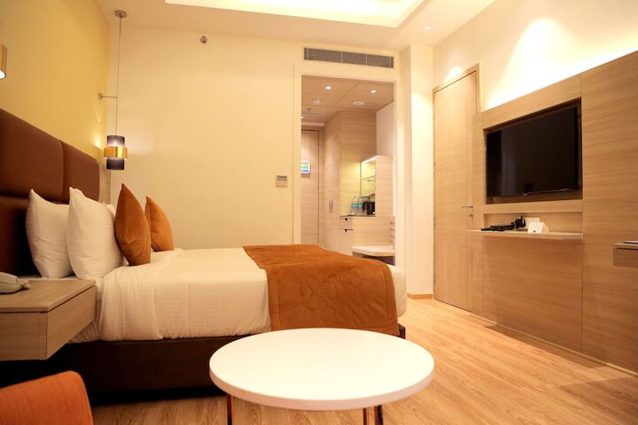 Room 11 of 33