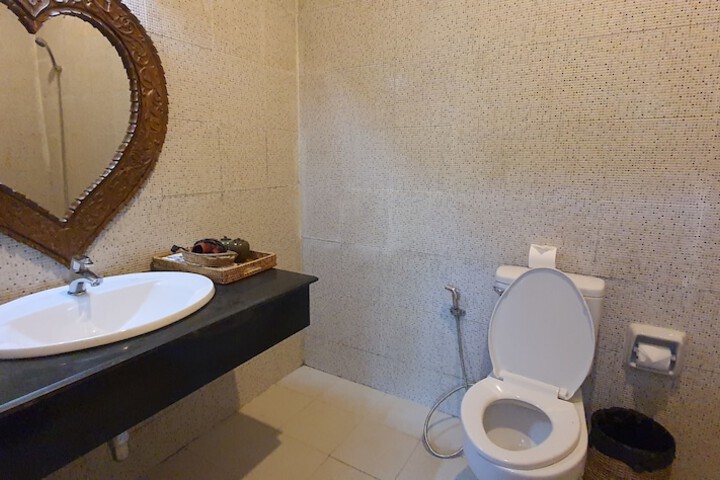 Room 32 of 76