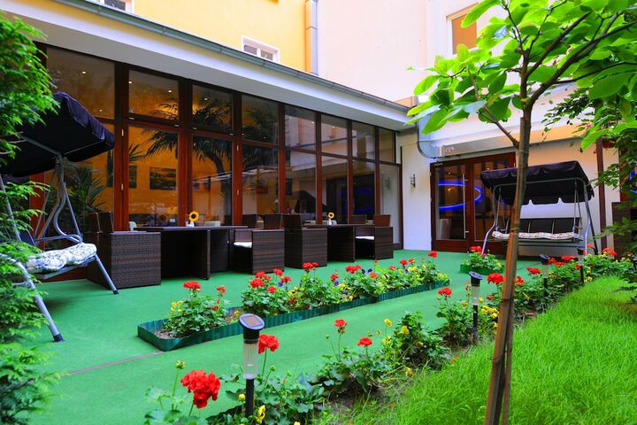 Hotel Exterior 32 of 34