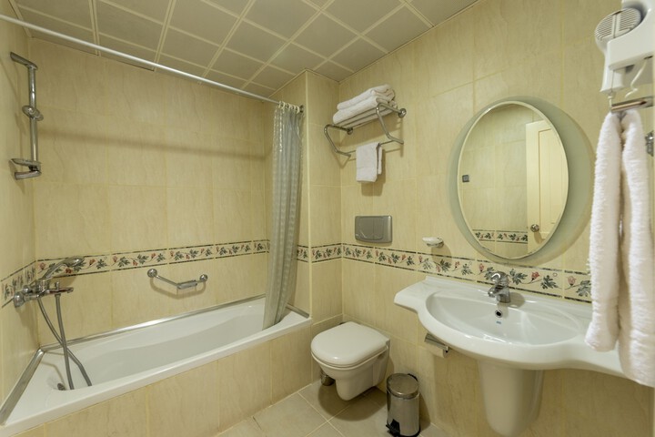 Room 12 of 25