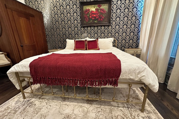 Room 25 of 76