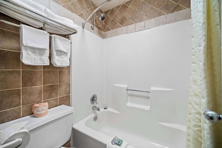 2 Queen Beds High Speed Internet Accessible Coffee Maker, Hairdryer Iron and Ironing Board Full Breakfast (5 of 6)