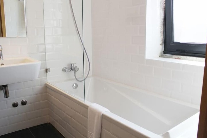 Deep soaking bathtub