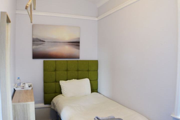 Room 28 of 46