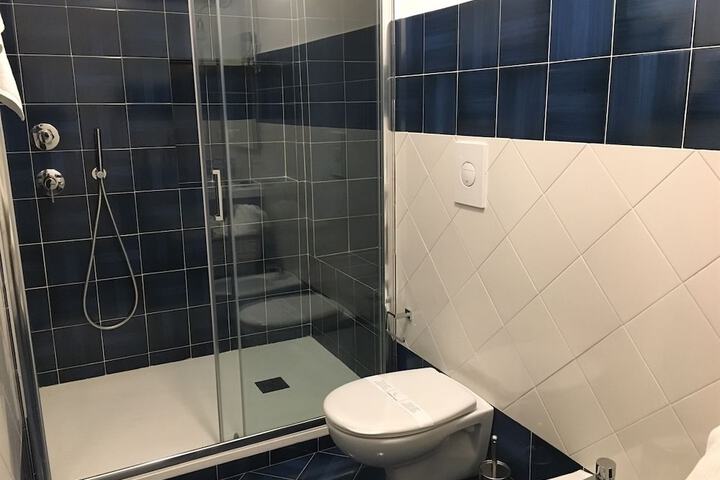 Room 5 of 6