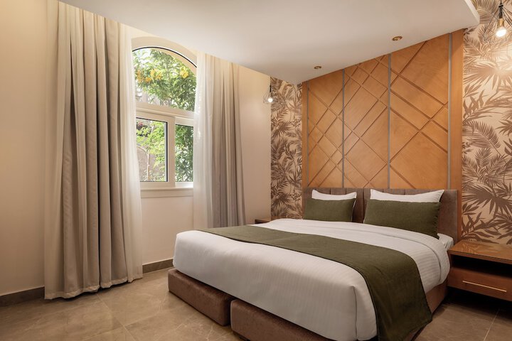 Room 16 of 60