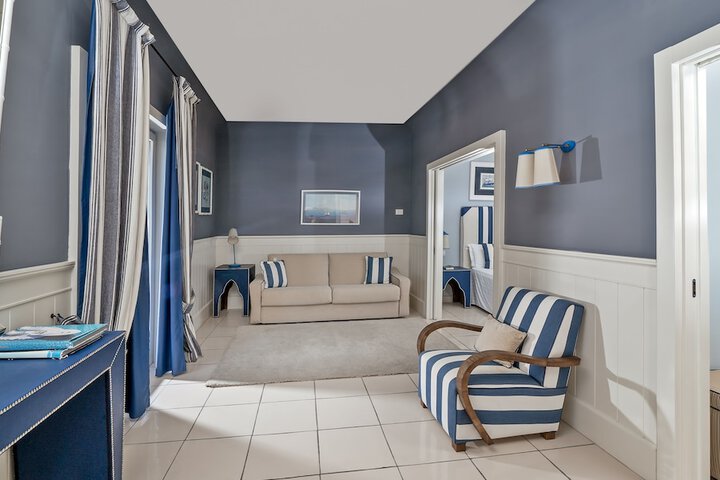 Room 33 of 152