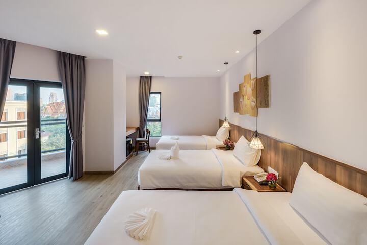 Room 8 of 163