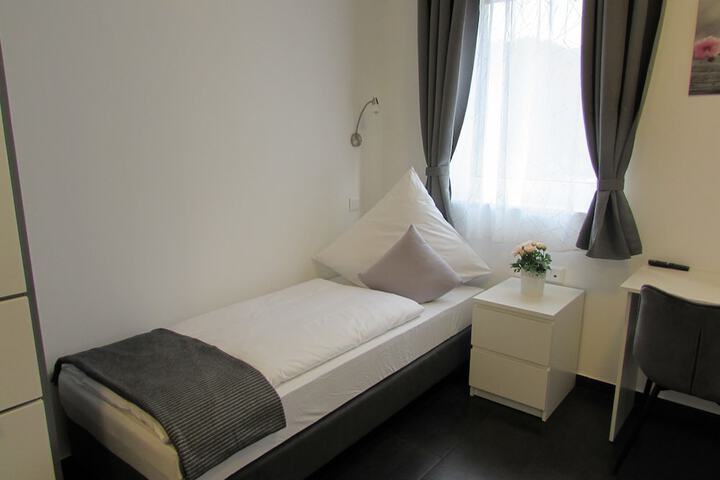 Room 4 of 11