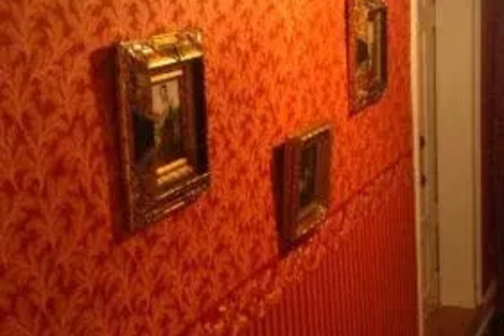 Room 13 of 18