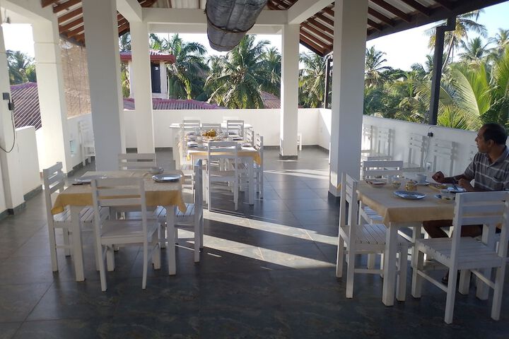 Dining 4 of 6