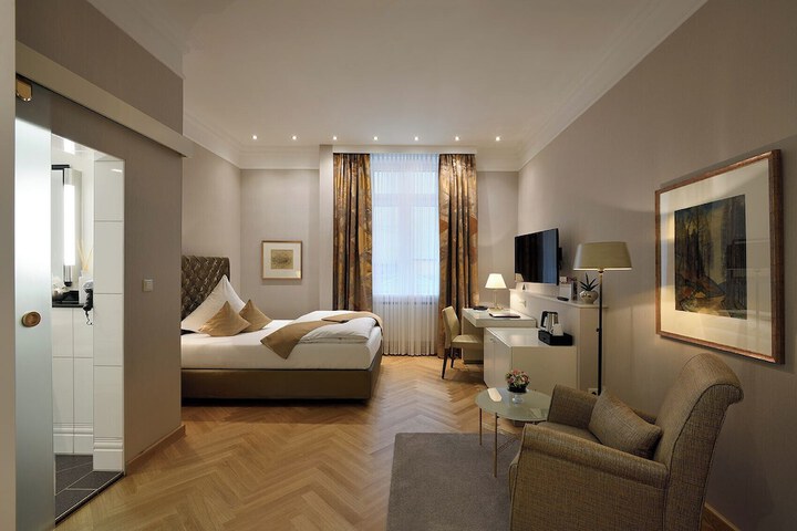 Room 18 of 77