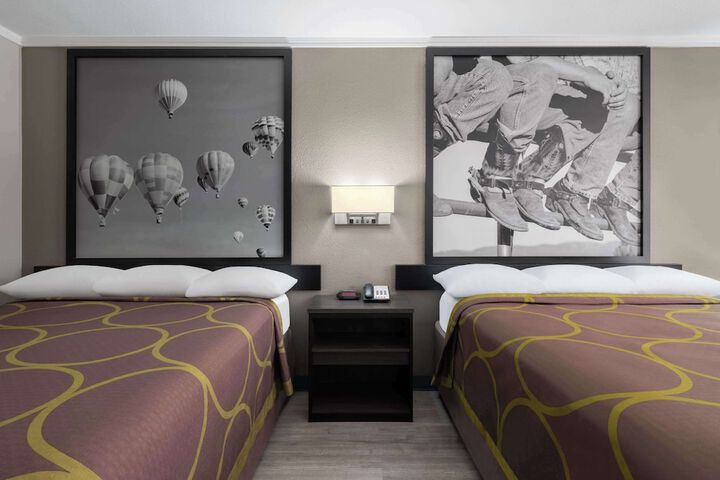 2 Queen Beds (14 of 17)