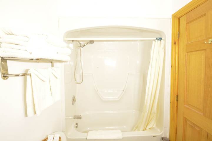 Room 102 of 181