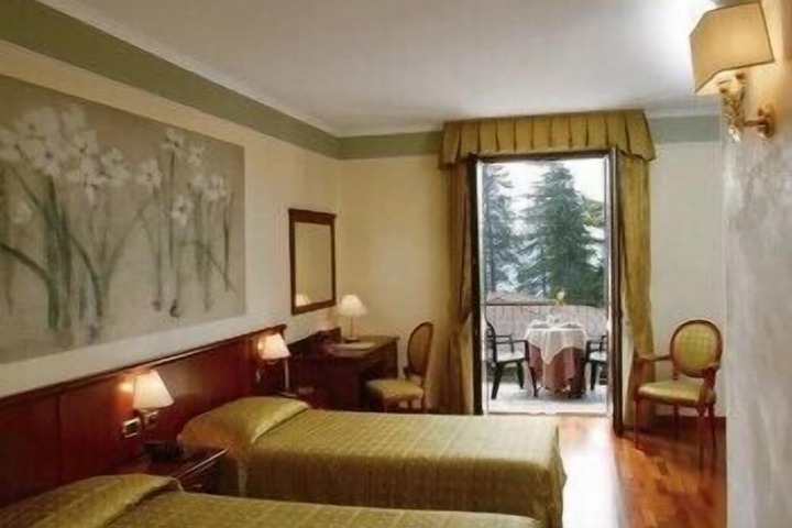 Room 11 of 34