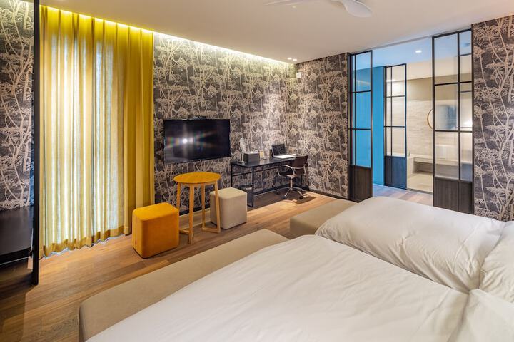 Room 10 of 90