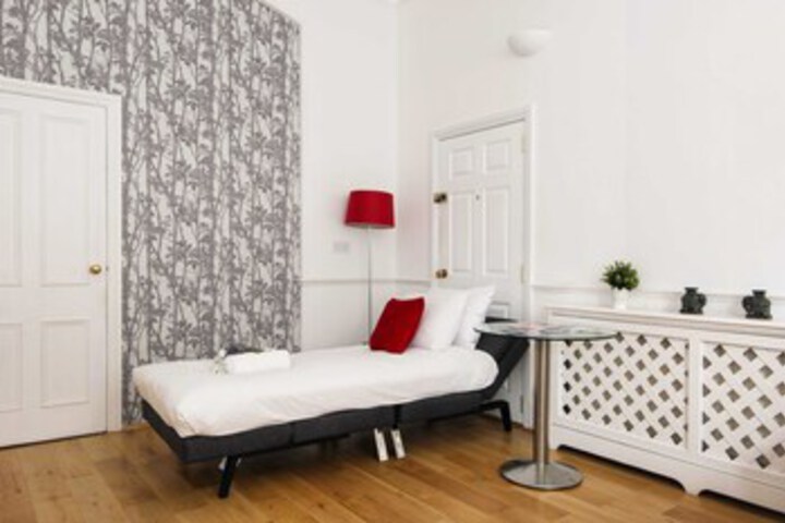 Room 9 of 18