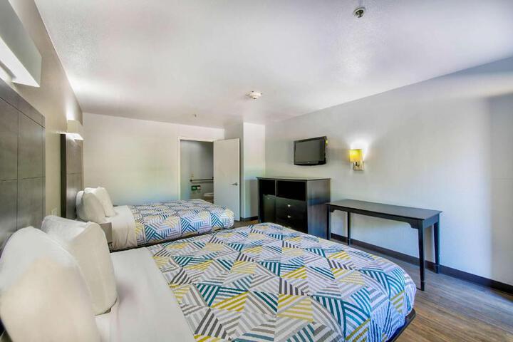 2 Queen Beds (2 of 5)