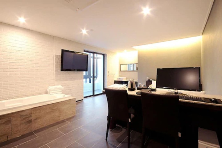 Room 10 of 32