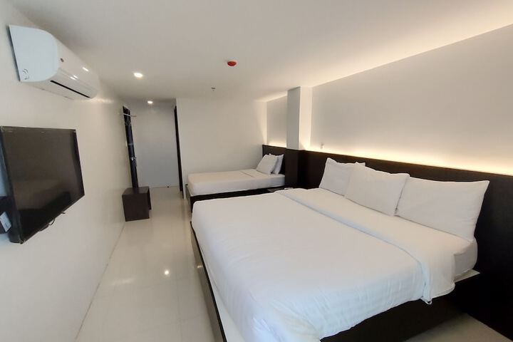Room 4 of 12