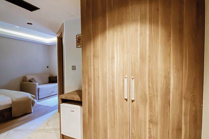 Room 6 of 74