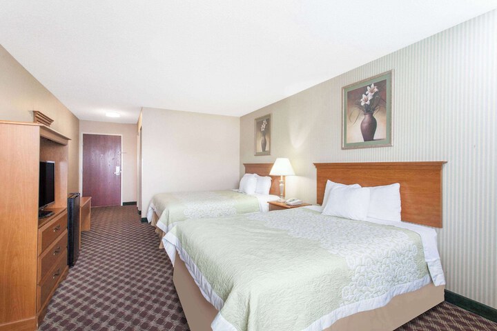 1 Queen Bed (5 of 8)