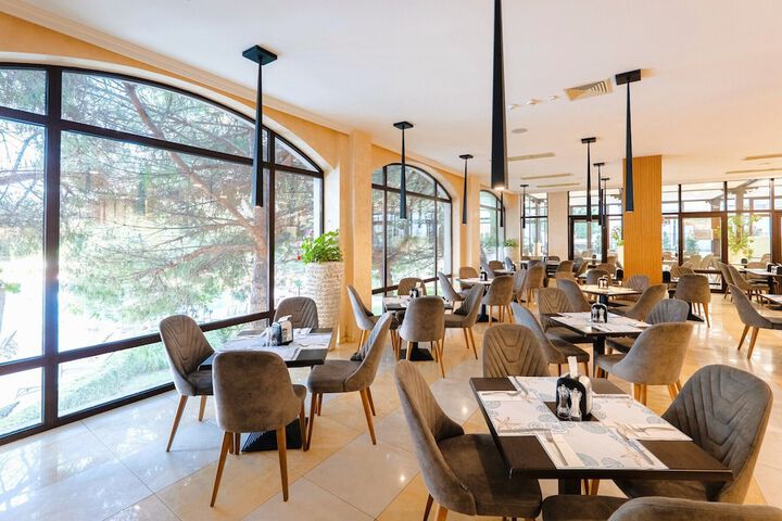 Dining 62 of 90
