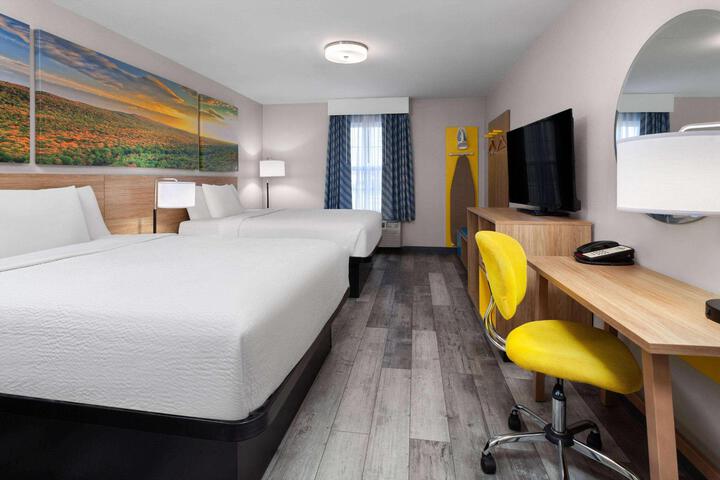 1 Queen Bed (3 of 10)