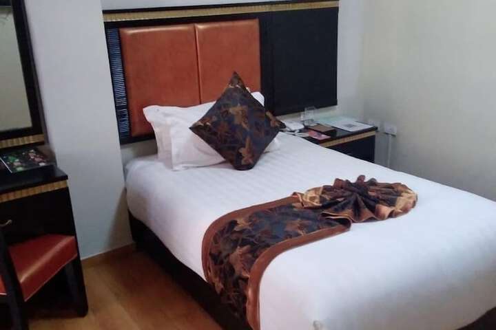 Room 7 of 9