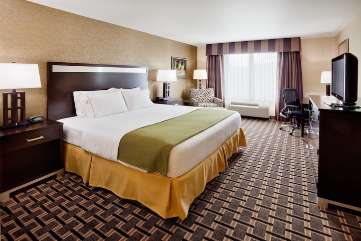1 King Bed (3 of 15)
