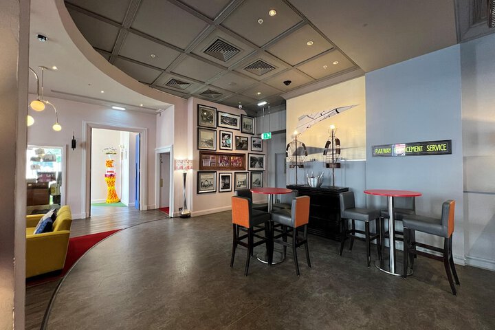 Lounge 193 of 284