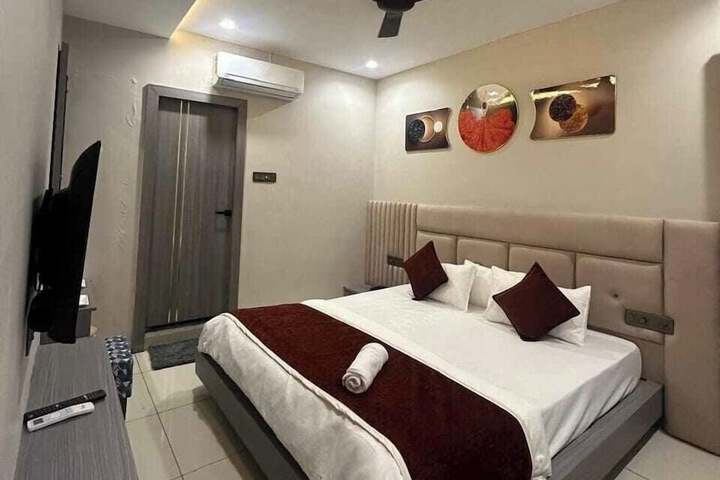 Room 3 of 8
