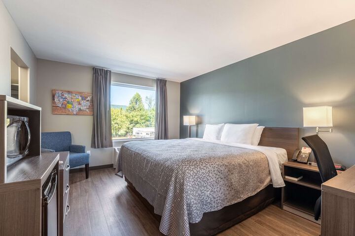 1 King Bed (2 of 16)