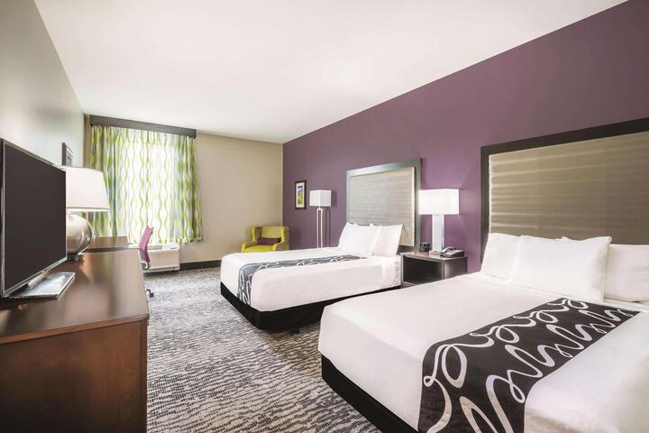 2 Queen Beds (3 of 4)