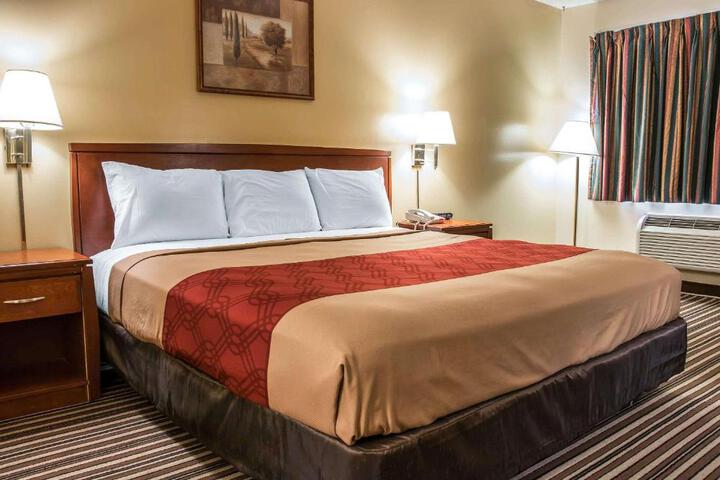 1 King Bed (5 of 5)