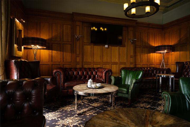 Lounge 76 of 88