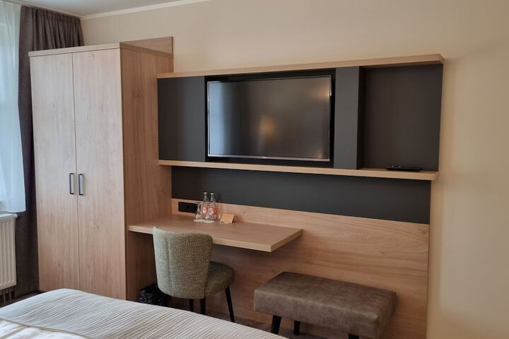 Room 10 of 33