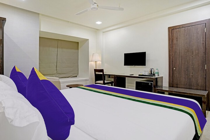 Room 30 of 53