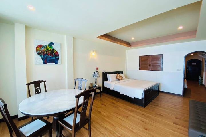 Room 43 of 211