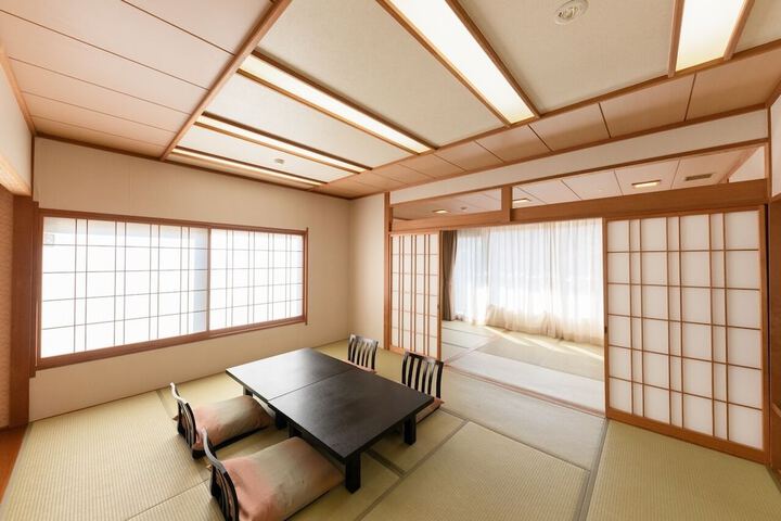 Room 4 of 10