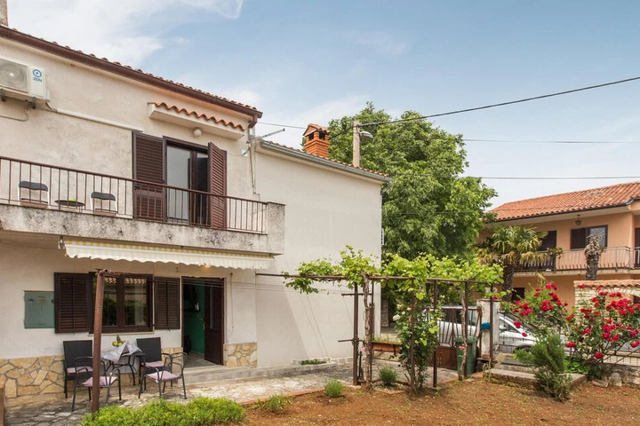 Beautiful Home in Tar With 2 Bedrooms and Wifi