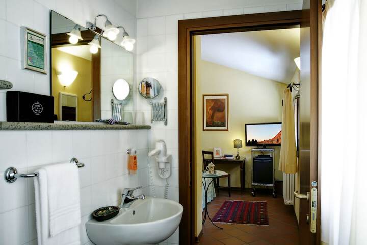 Room 33 of 46