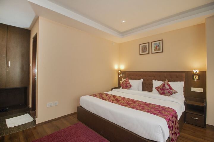 Room 5 of 16