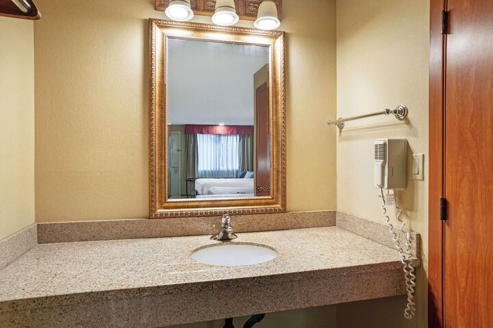 2 Queen Beds Microwave and Refrigerator Full Breakfast (8 of 13)