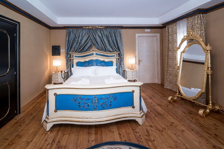 Room 15 of 36