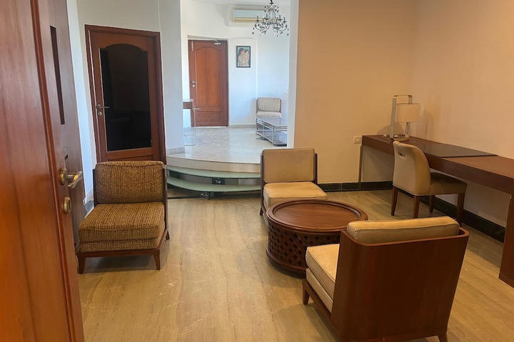 Room 5 of 9